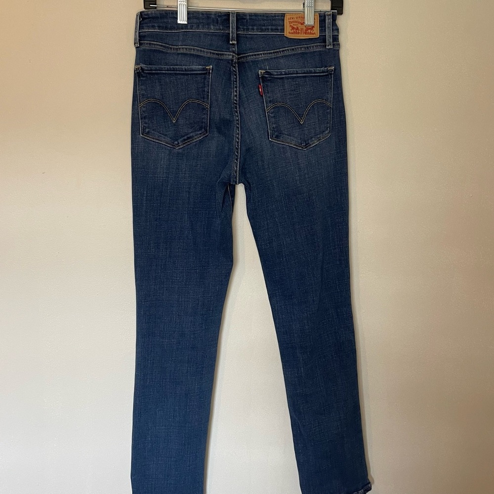 Women’s Levi Jeans - Picture 4 of 5
